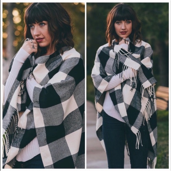 NEW‼️BLACK WHITE PLAID PONCHO CHECKERED- Poncho - Picture 3 of 3